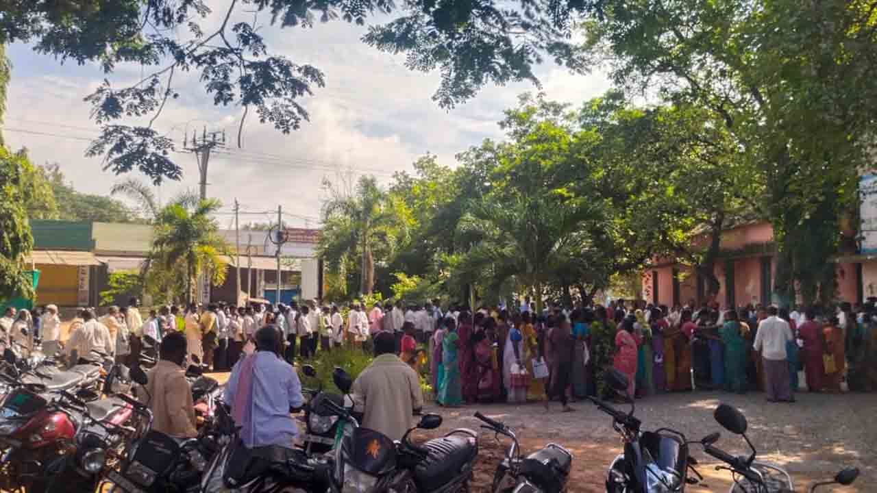 యూరియా తిప్పలు