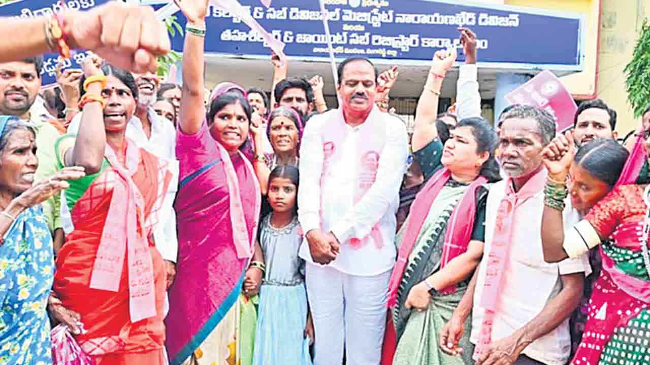 లబ్ధిదారులకు బీఆర్‌ఎస్‌ అండ