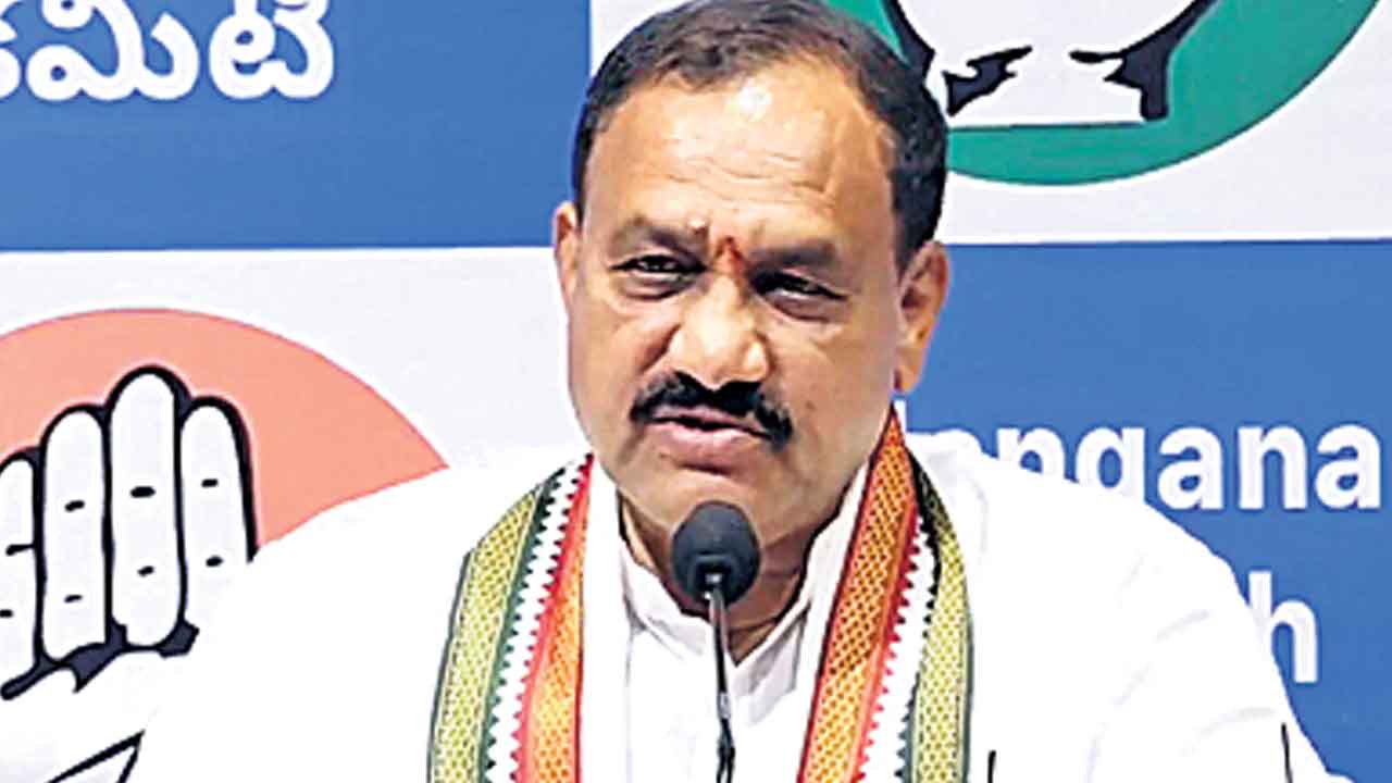 నిన్న జర్నలిస్టులపై సీఎం రేవంత్‌.. నేడు నమస్తే తెలంగాణపై పీసీసీ చీఫ్‌ అక్కసు