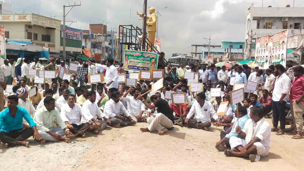 Kollapur | ఎంపీ మల్లు రవికి వ్యతిరేకంగా కొల్లాపూర్లో కాంగ్రెస్ శ్రేణుల రాస్తారోకో