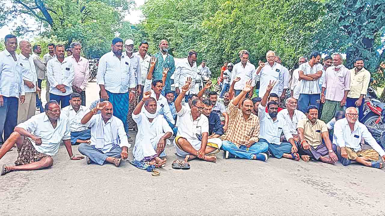 ఎకరాకు 3 కోట్లు ఇవ్వాల్సిందే.. లేదంటే సీఎం ఇంటి ముందు ధర్నా చేస్తాం