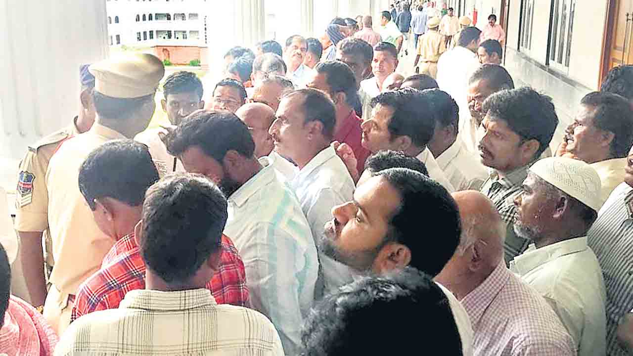 కాంట్రాక్టర్ల దండయాత్ర.. సచివాలయంలో మరోసారి మెరుపు ధర్నా