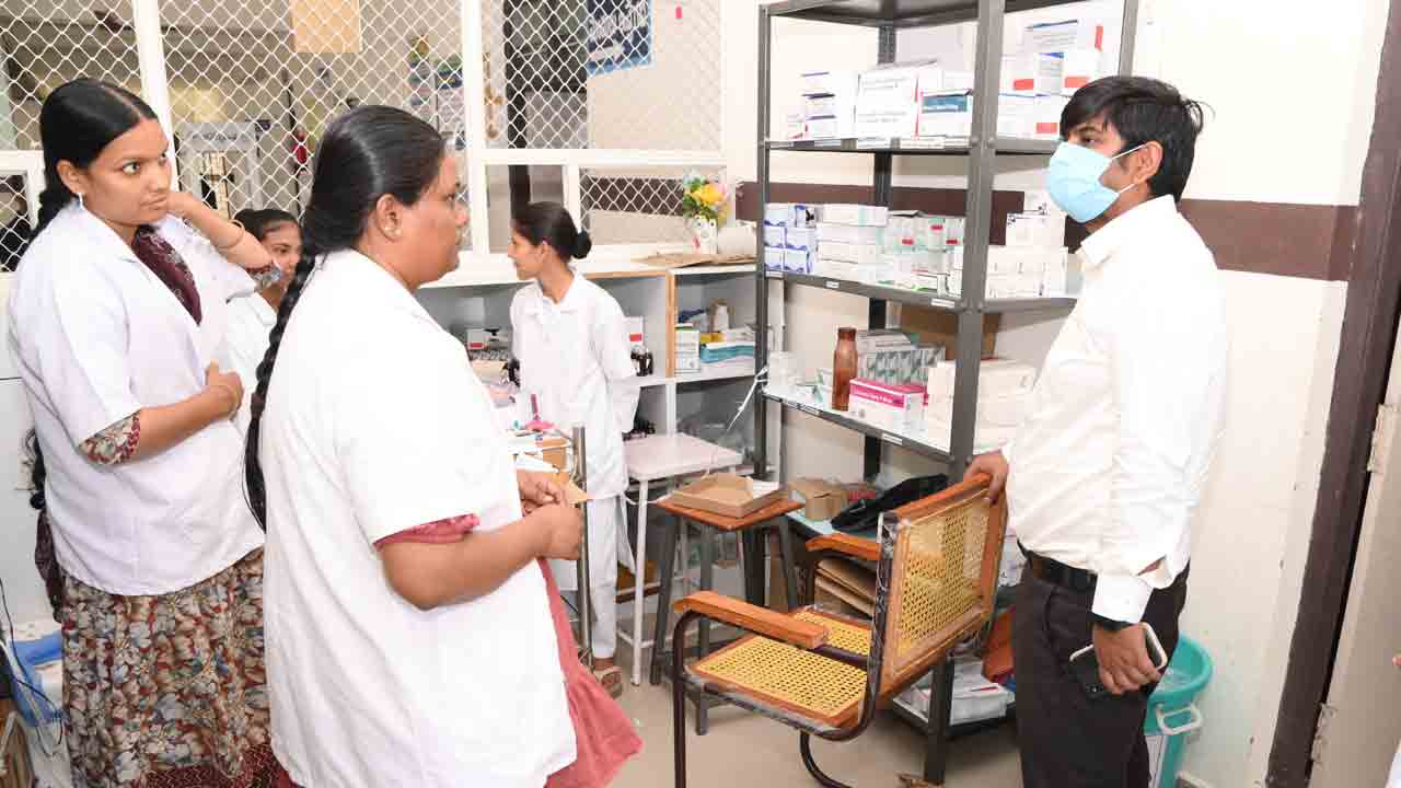 Collector Kumar Deepak | దవాఖానకు వచ్చే రోగులకు మెరుగైన వైద్య సేవలు అందించాలి : కలెక్టర్ కుమార్ దీపక్