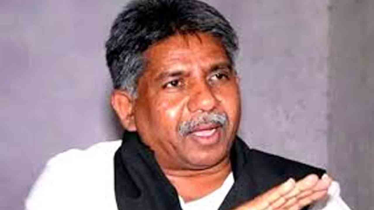 పెంచిన పెన్షన్ ఇస్తవా.. గద్దె దిగుతవా!