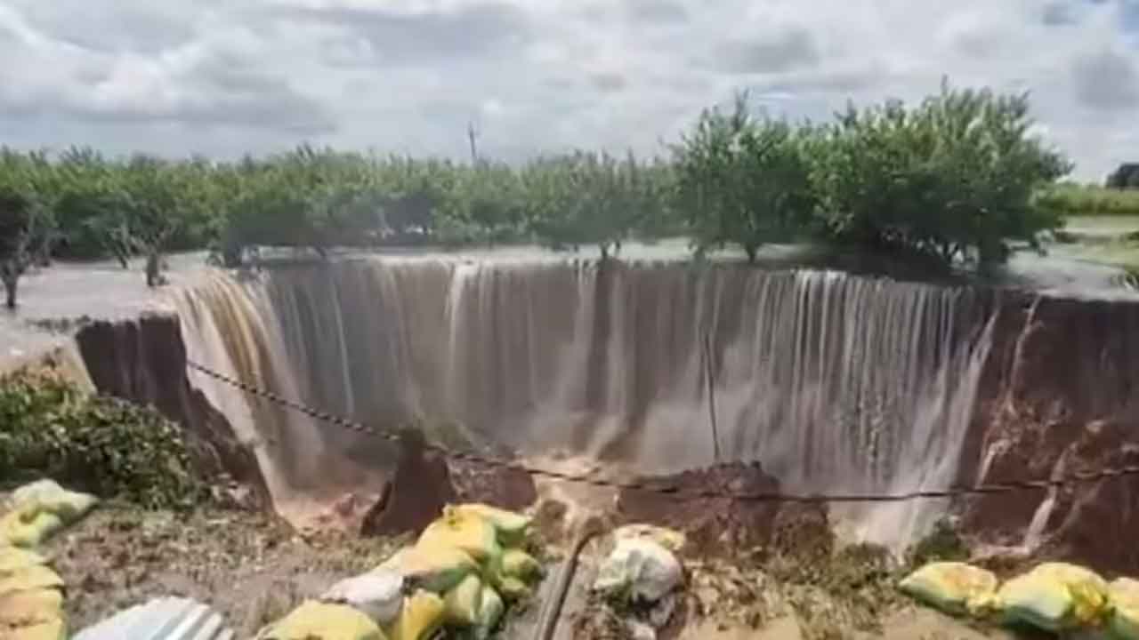 డ్యామ్ పొంగి 2 కి.మీ మేర భారీ గుంత.. రాజస్థాన్లో ఘటన