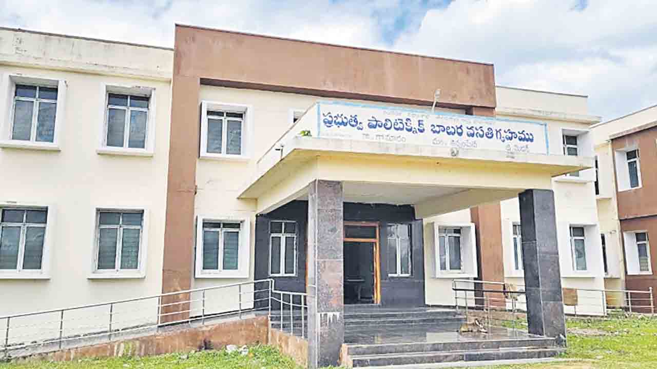 పాలిటెక్నిక్‌ విద్యార్థులకు పురుగుల అన్నం