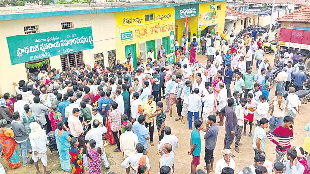 ఏడచూసినా బారులే..