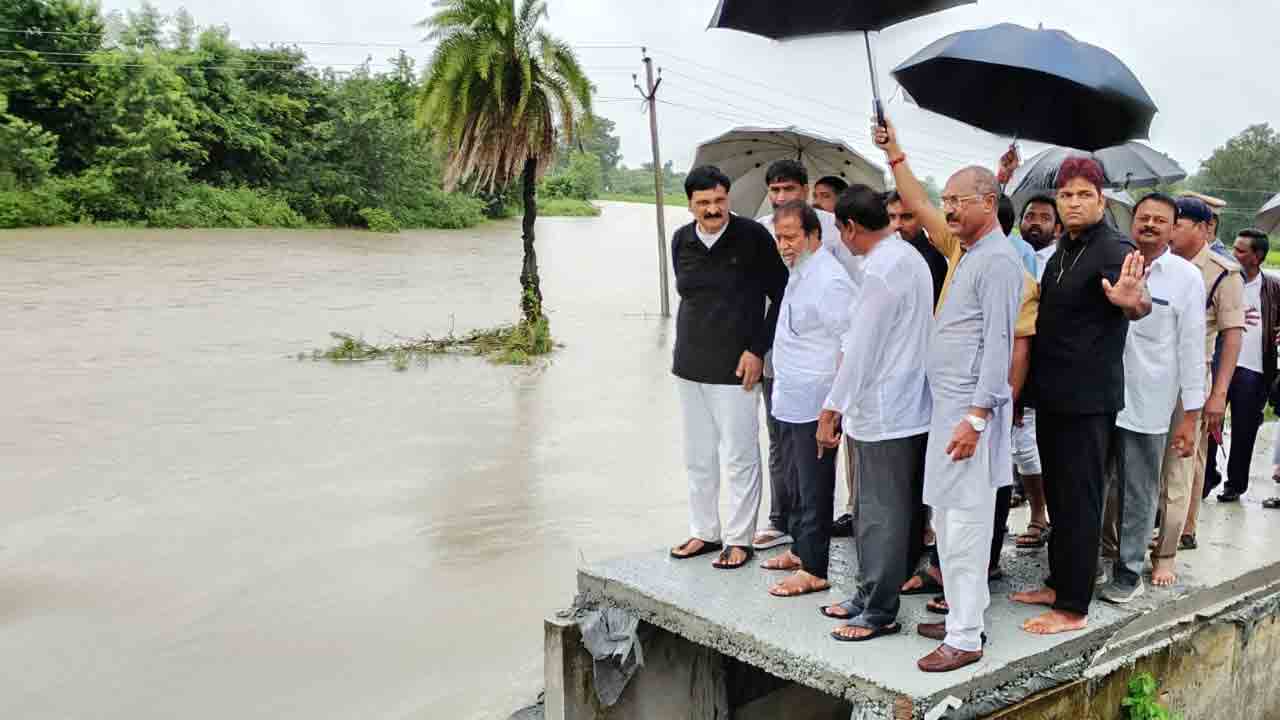 Medak Rains | వరదల ఎఫెక్ట్.. బ్రిడ్జిని పరిశీలించిన మంత్రి దామోదర రాజనర్సింహ, ఎంపీ రఘునందన్ రావు