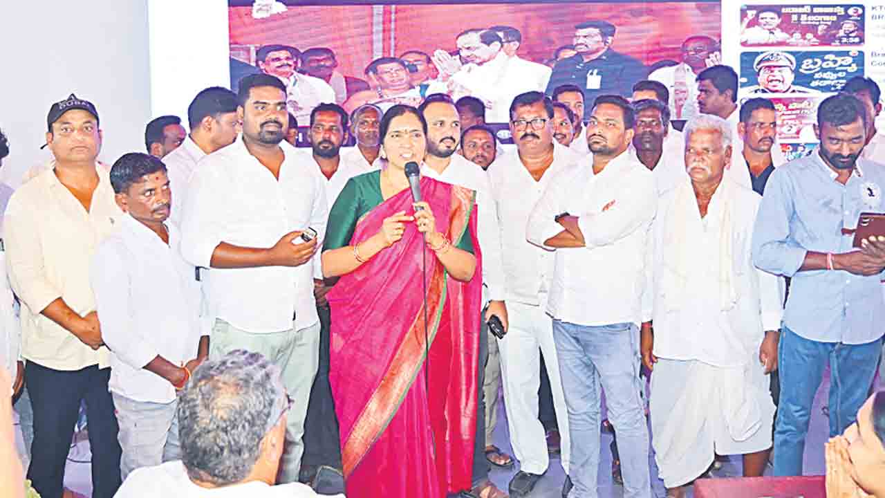 కేసీఆర్‌ను బద్నాం చేస్తుండ్రు