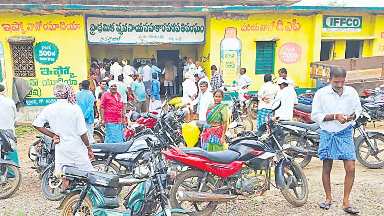 యూరియా వెతలు