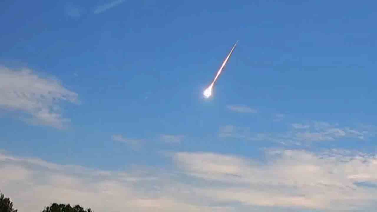 Meteorite | జార్జియాలోని ఓ ఇంటిపై రాలిపడిన పురాతన ఉల్క.. దాని పరిమాణం ఎంతంటే..!