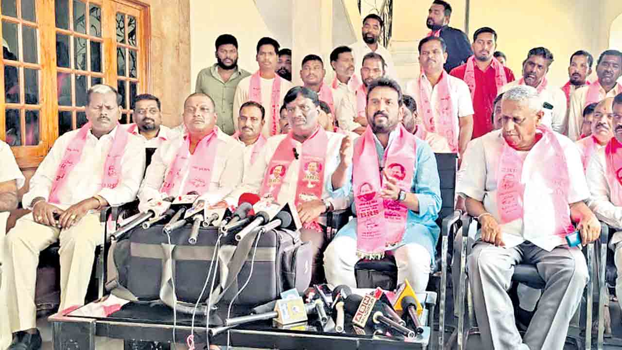పాలన చేతగాక పాదయాత్ర