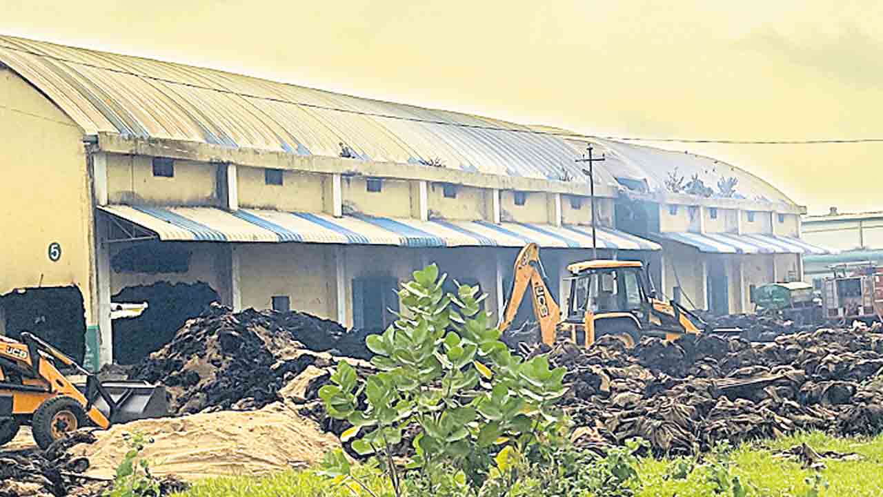 సరుకులకు భద్రతేదీ… గోదాములపై కొరవడిన నిఘా