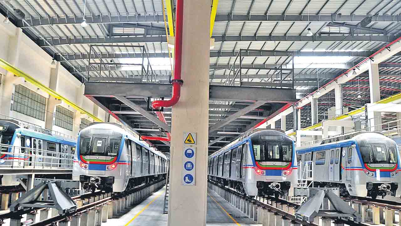 Hyderabad Metro | హైదరాబాద్‌ మెట్రోలో 3 బోగీలతో ప్రయాణికుల కష్టాలు.. కొత్త కోచ్‌లు ఇక కలేనా!
