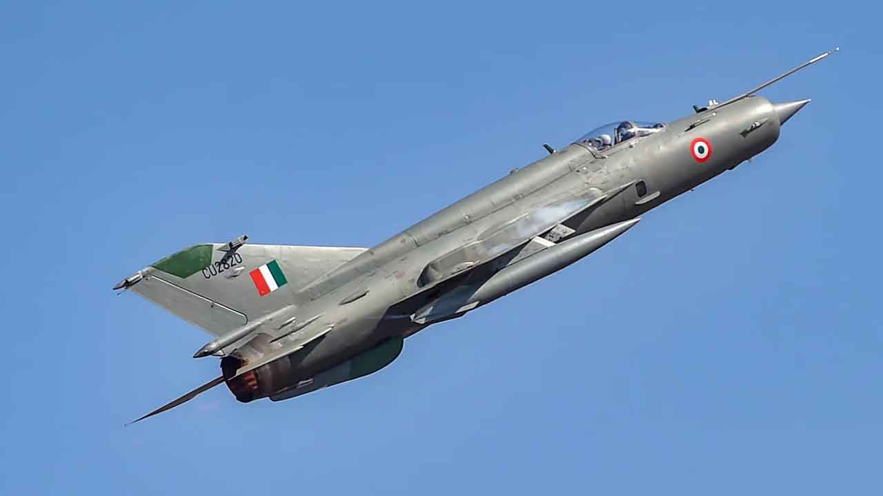 మిగ్‌-21కి ఐఏఎఫ్‌ గుడ్‌బై.. వీడ్కోలు పలికిన ఏపీ సింగ్‌