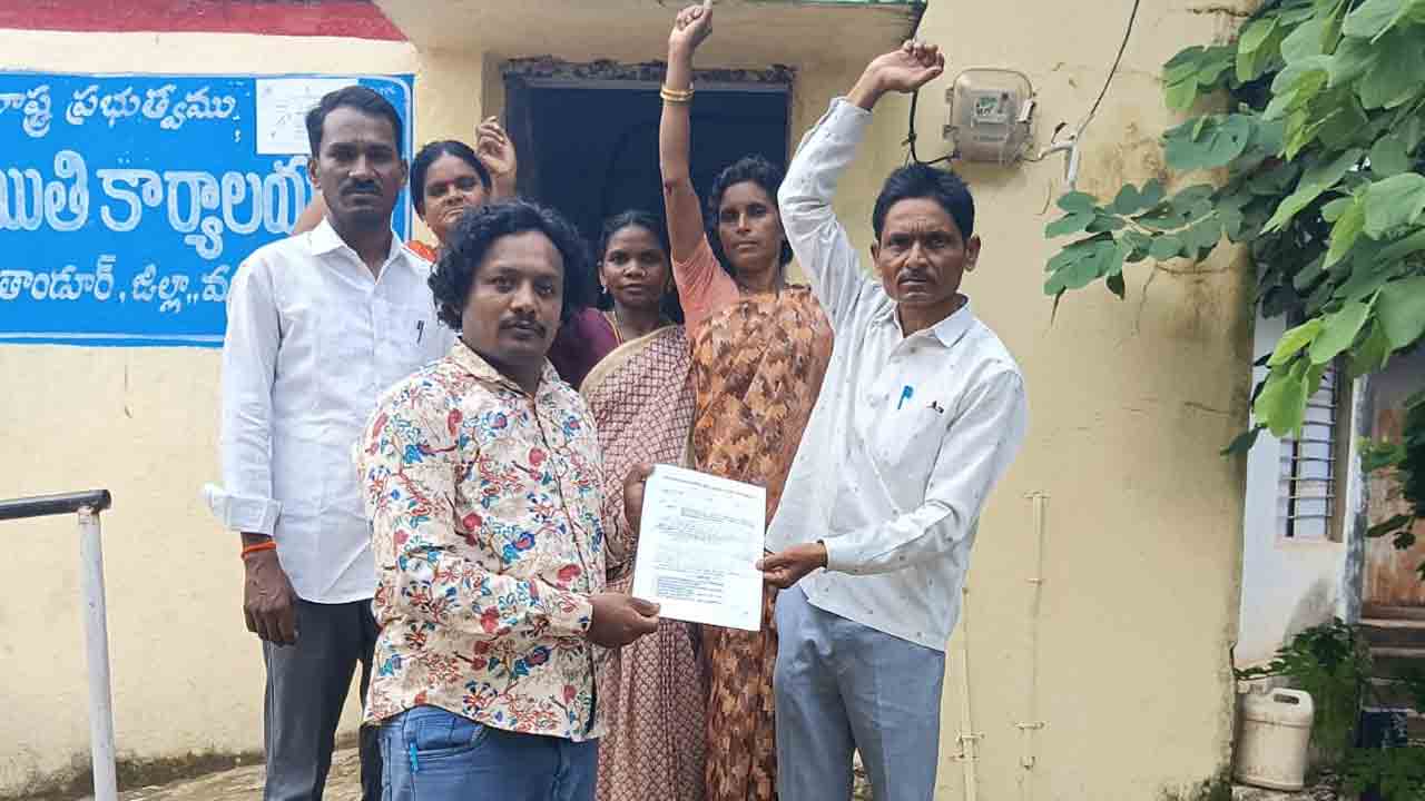 Strike Notice | వేతనాలు చెల్లించాలని మధ్యాహ్న భోజన కార్మికులు సమ్మె నోటీసు అందజేత