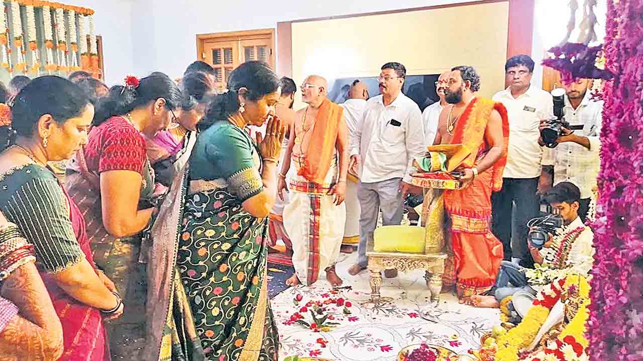 సర్క్యులర్‌ బేఖాతరు.. తన శాఖ నిబంధనలనే తుంగలో తొక్కిన మంత్రి సురేఖ