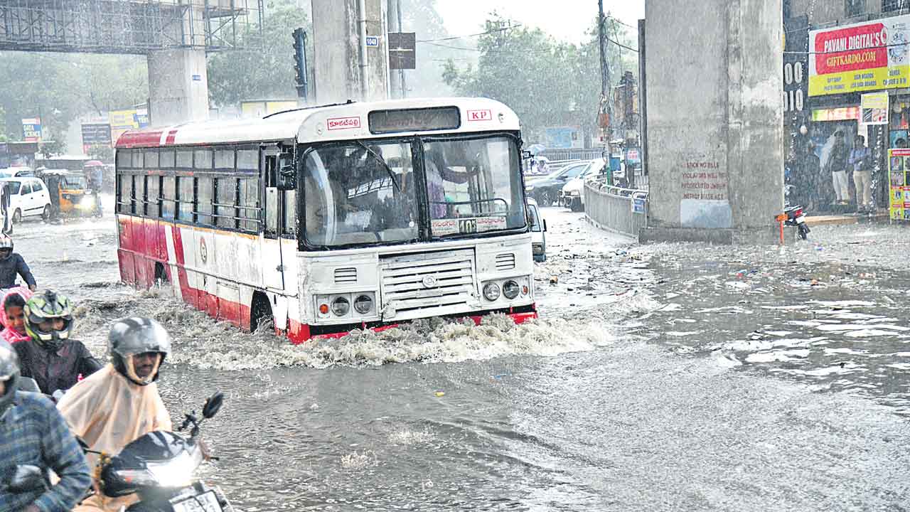 Heavy Rains | హైద‌రాబాద్‌లో ప‌లు ప్రాంతాల్లో భారీ వ‌ర్షం..