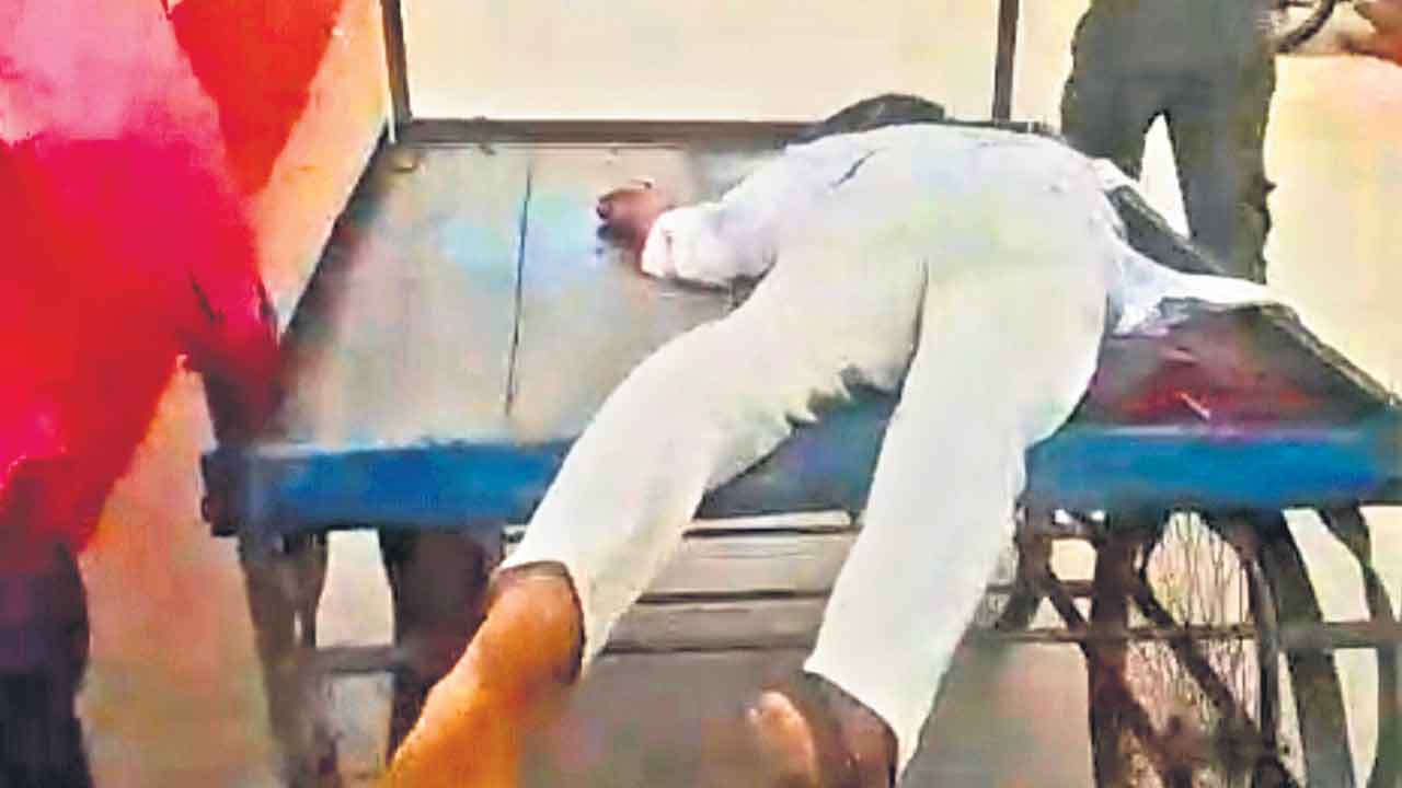 Kodangal | అంబులెన్స్‌ లేక మృతదేహాన్ని తోపుడుబండిలో తరలించిన పోలీసులు.. సీఎం ఇలాకాలో అమానవీయం