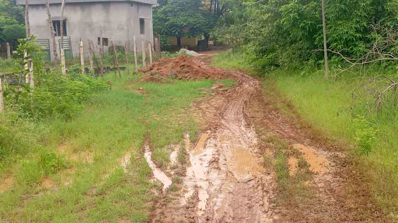 Mud Road | ఇలా అయితే రైతు వేదిక వద్దకు వెళ్లేదెలా.. ?