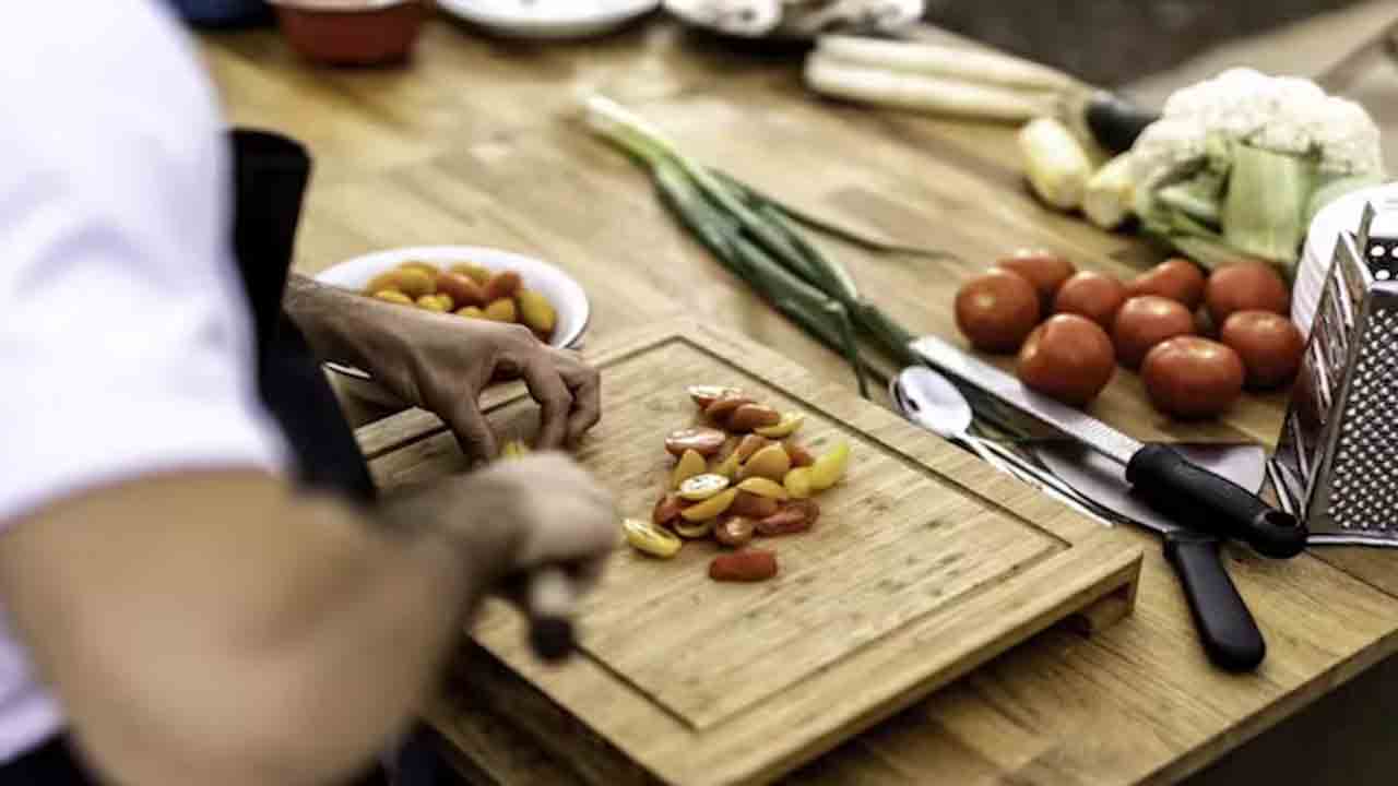 Mumbai Cook | రోజూ 10-12 ఇండ్లు.. 30 నిమిషాల పని.. ఒక్కో ఇంట్లో నెలకు రూ.18వేలు ఛార్జ్‌ చేస్తున్న ముంబై కుక్‌..!