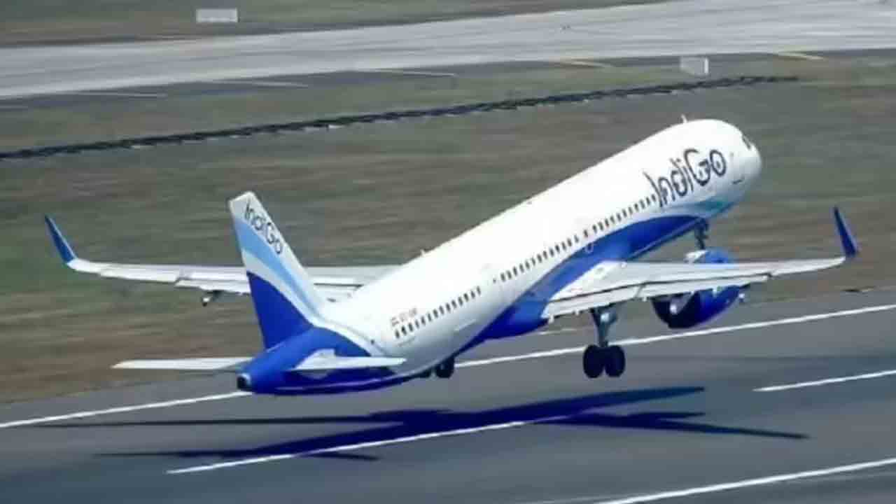 నేలను తాకిన విమానం తోక.. ముంబై విమానాశ్రయంలో ఎగురుతుండగా ఘటన