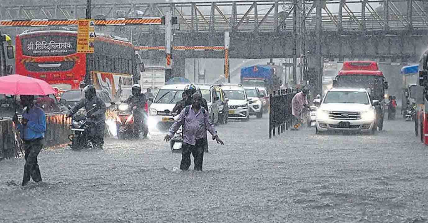 Mumbai Rains | ముంబైలో భారీ వర్షం.. కొండచరియలు విరిగిపడి ఇద్దరు మృతి