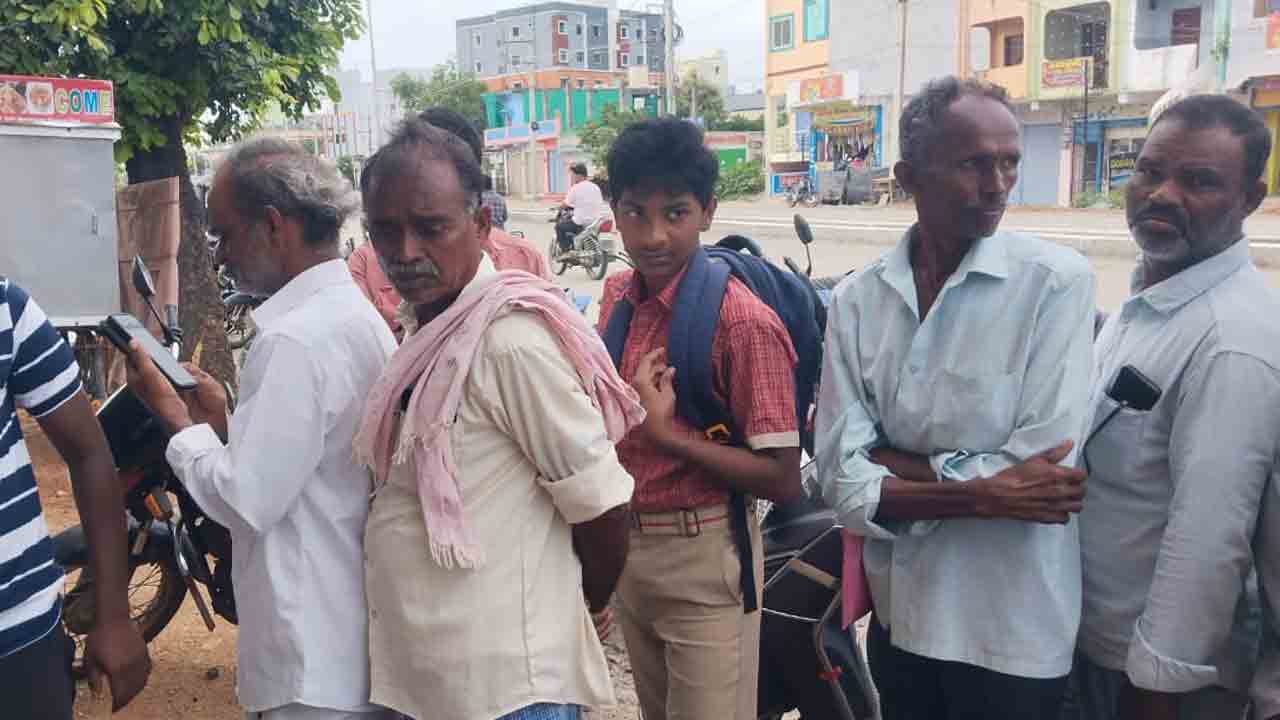 Student | క్యూ లైన్‌లో విద్యార్థి.. ప్రేయర్ కోసం కాదు యూరియా కోసం..