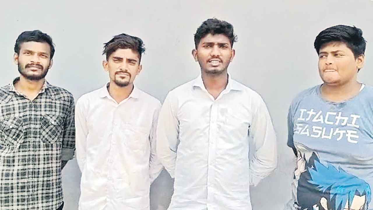 కరెన్సీ నోట్లున్నోళ్లకే వివేక్‌ విలువ.. మంత్రిపై ఎన్‌ఎస్‌యూఐ నాయకుల విమర్శలు