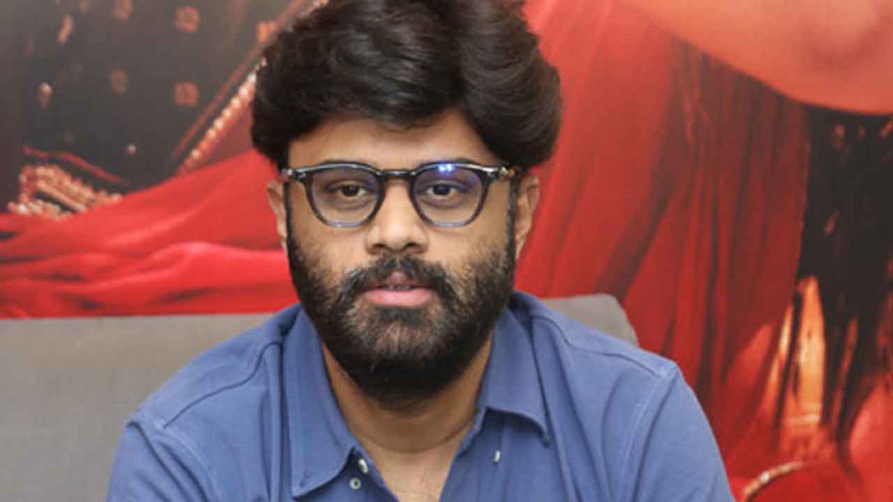 ఏపీ అధికారిక వాహనాల్లో సినీప్రముఖుల చక్కర్లు