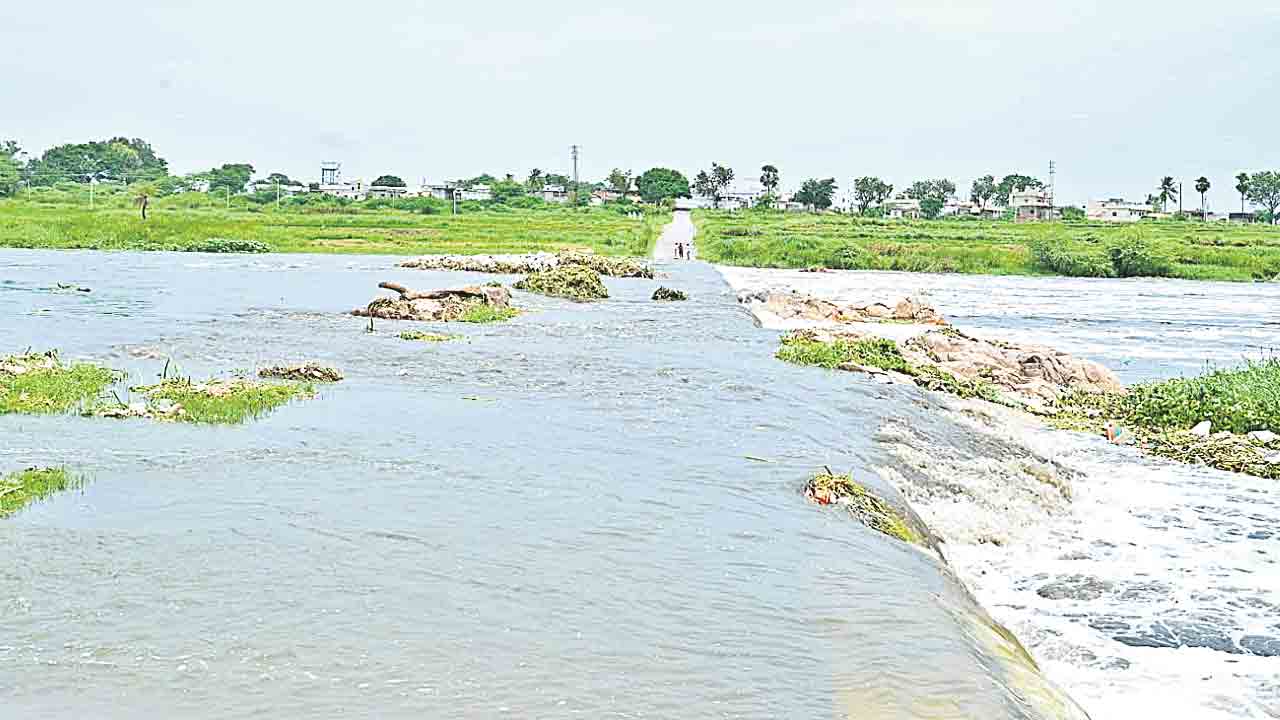 భారీ వర్షాలతో అతలాకుతలం