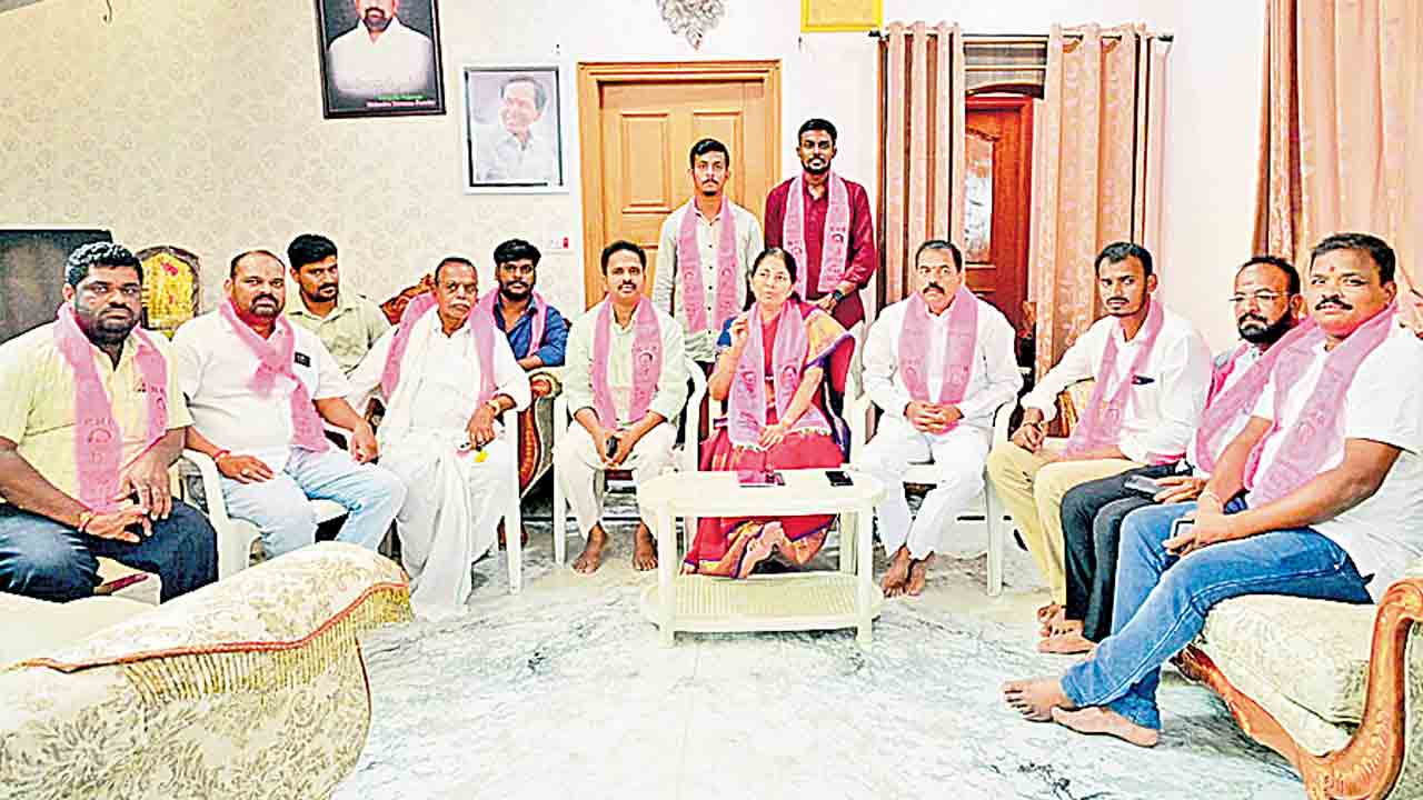 కాళ్లు పట్టుకునే దుస్థితికి తెచ్చిన సీఎం