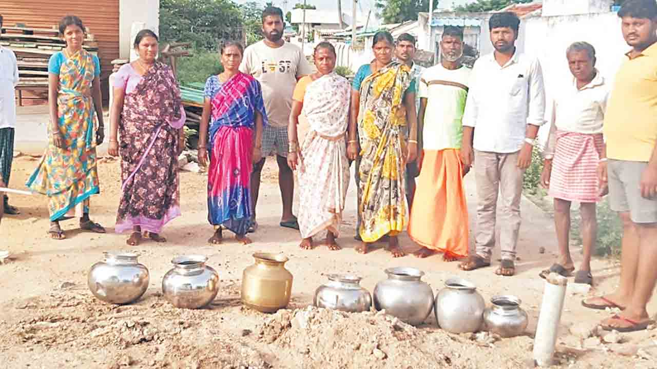 నీటి సమస్య పరిష్కరించాలని ఖాళీ బిందెలతో నిరసన