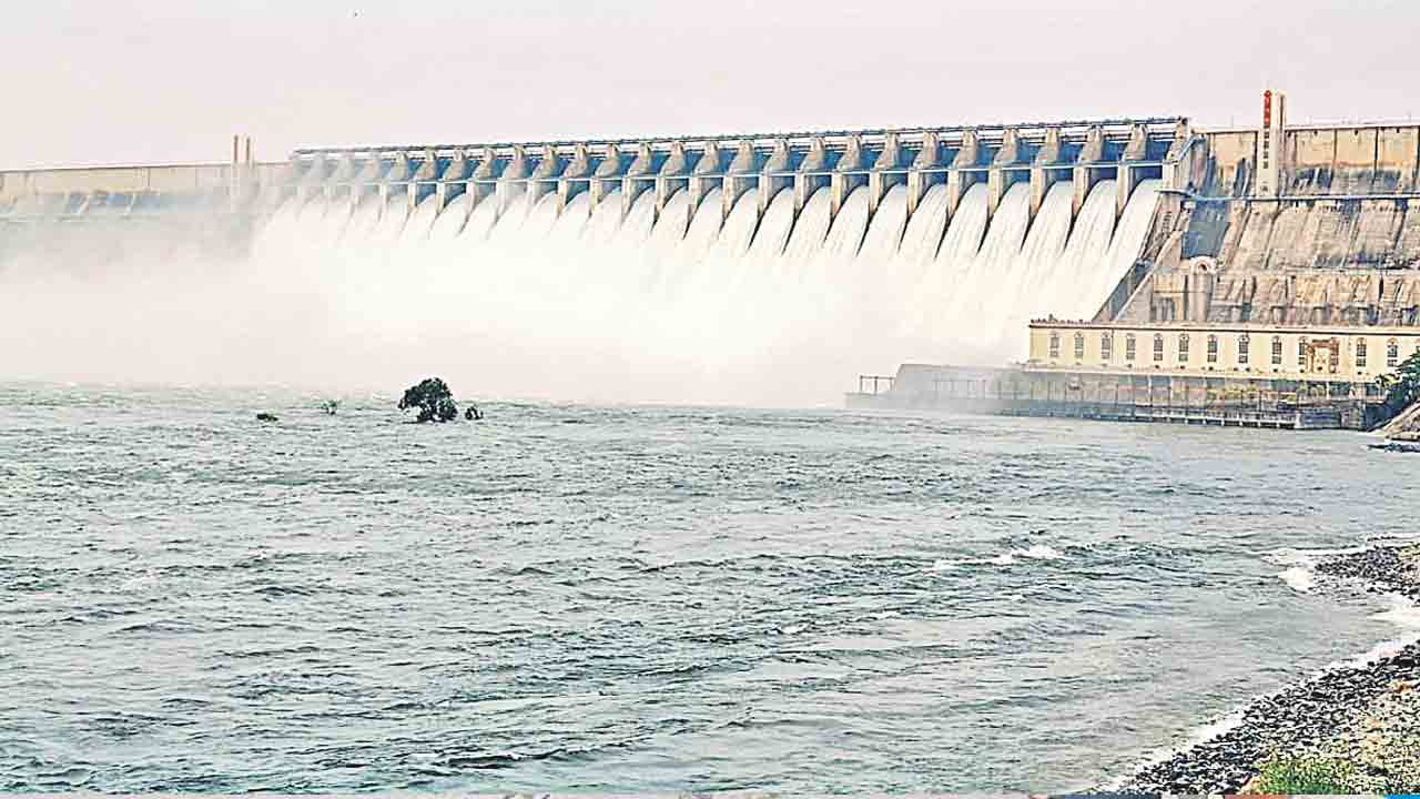 సాగర్‌ నుంచి కొనసాగుతున్న నీటి విడుదల