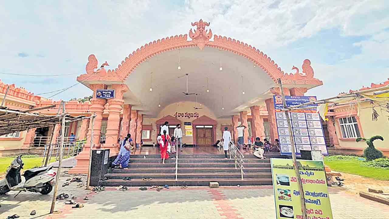 రూ.50 వేలిస్తే కల్యాణ కట్టలో కొలువు