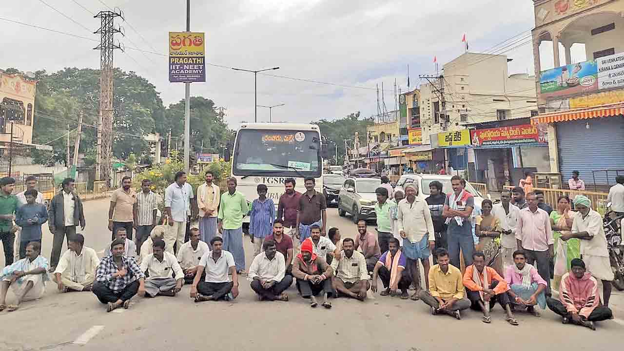 యూరియా కోసం రోడ్డెక్కిన రైతులు