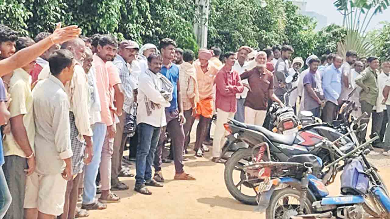 యూరియా తిప్పలు ఇంతింత కాదయా