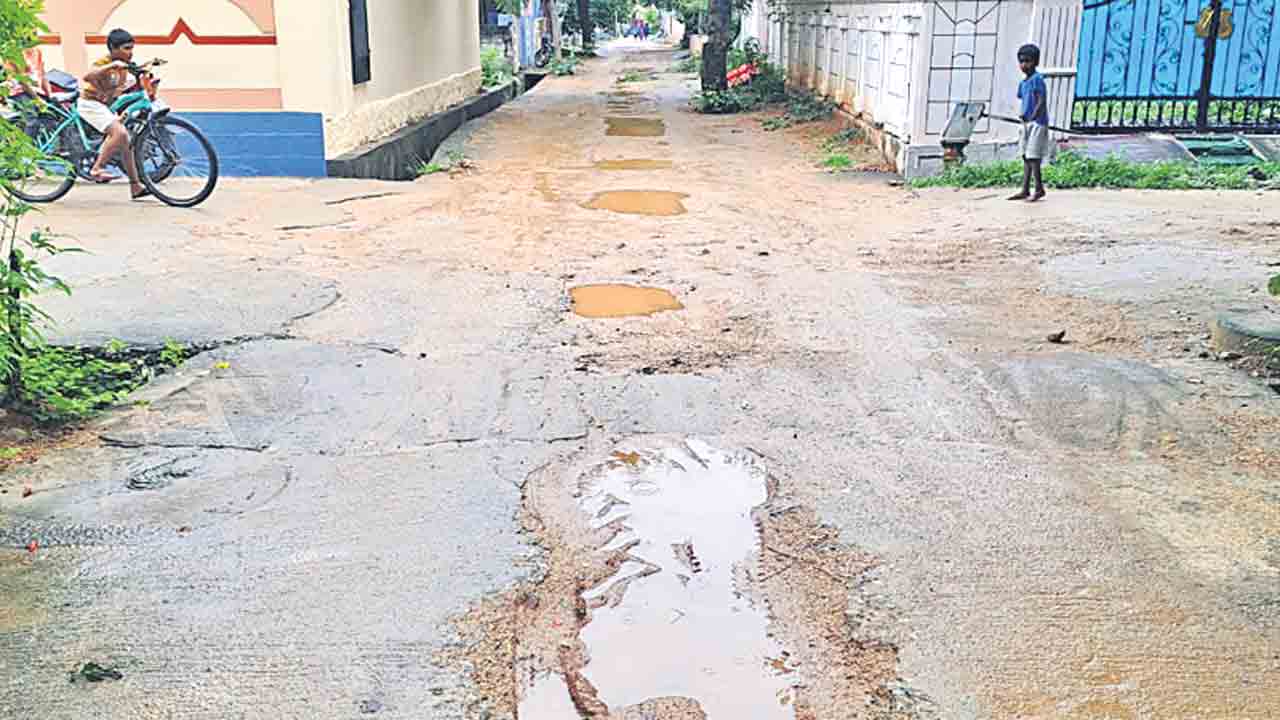 గుంతలు.. కళ్లకు గంతలు!