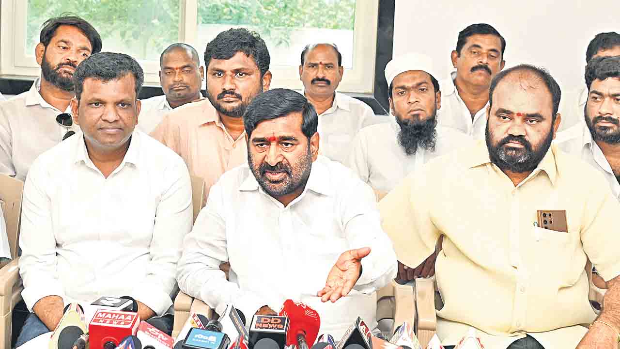 కమీషన్ల కోసమే.. యూరియా కొరత