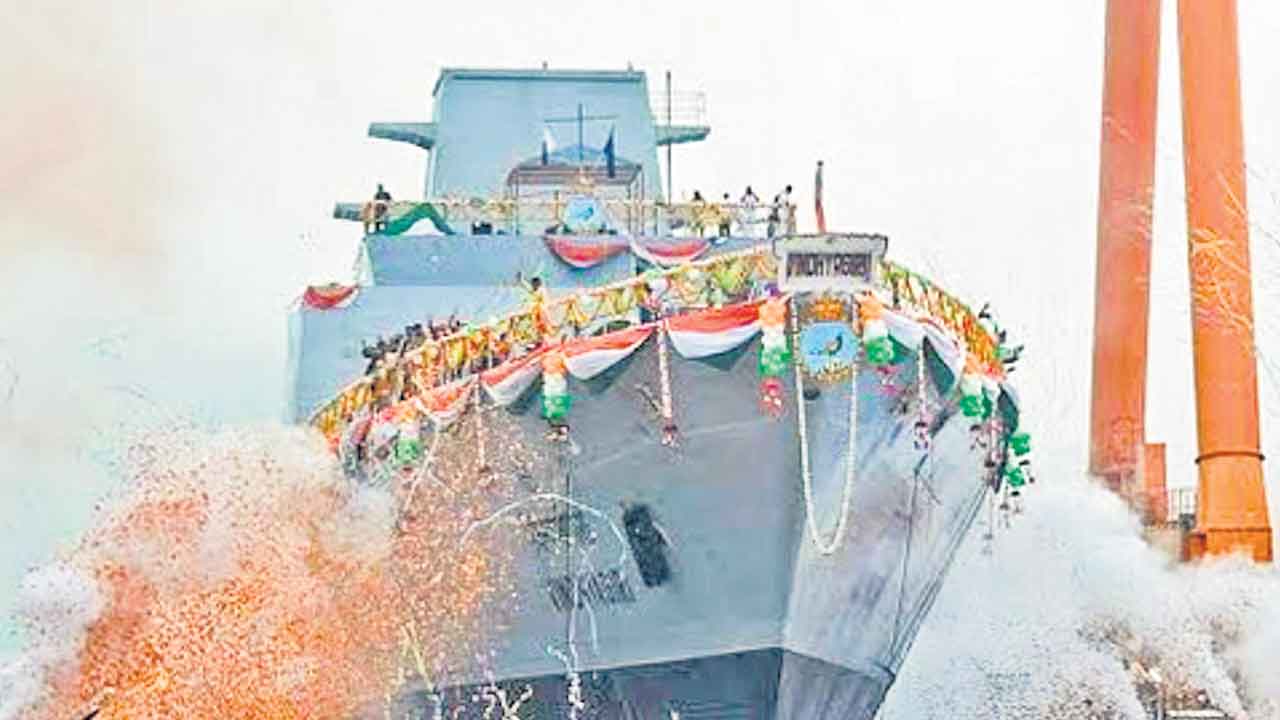 నౌకాదళ అమ్ములపొదిలోకి మరో 2 యుద్ధనౌకలు