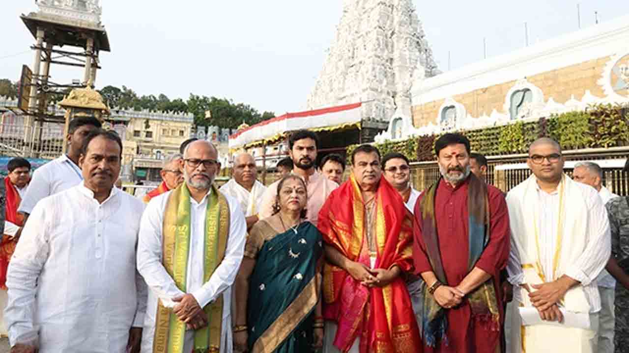 Nitin Gadkari | తిరుమలలో శ్రీవారిని దర్శించుకున్న కేంద్ర మంత్రి నితిన్ గడ్కరీ
