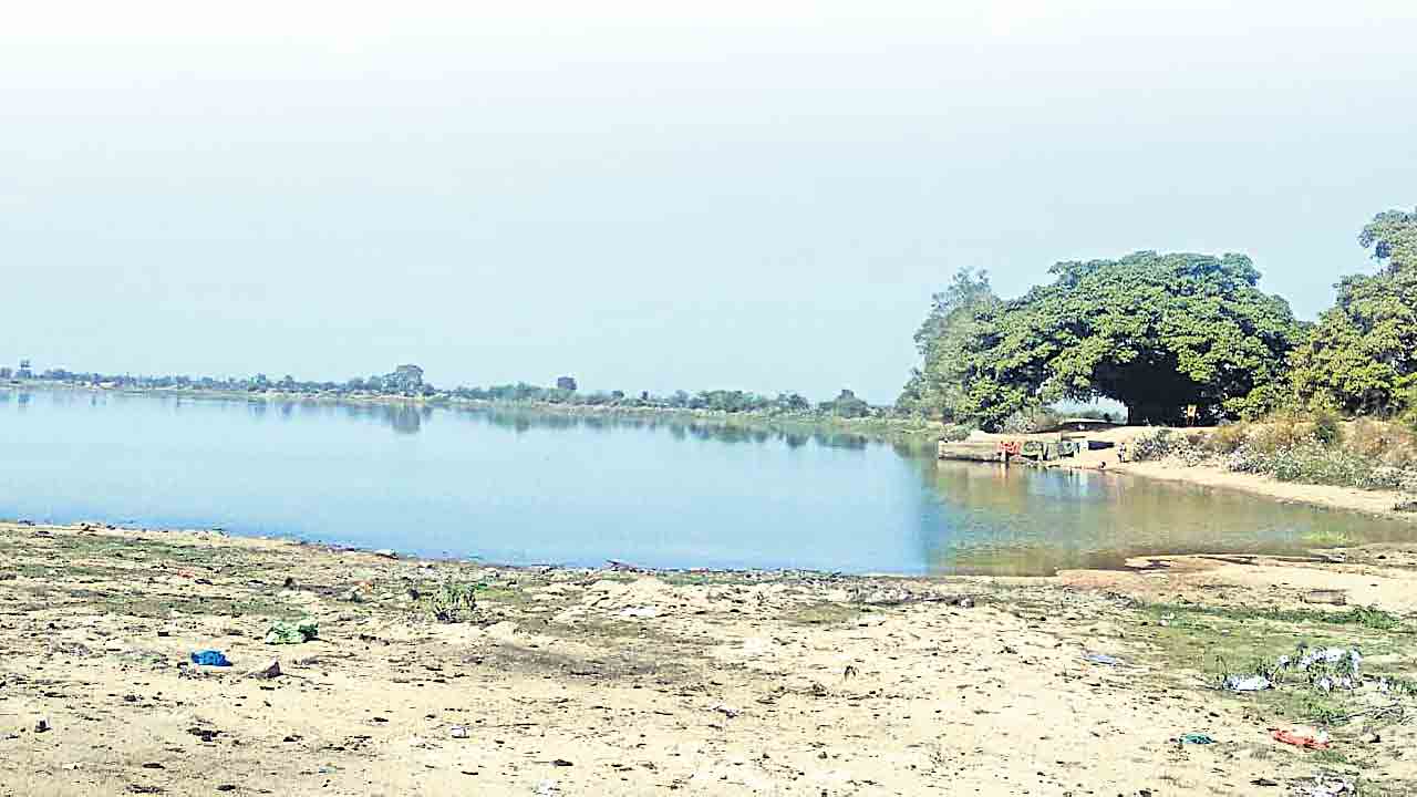 చెరువుకు చేరని వరద..!