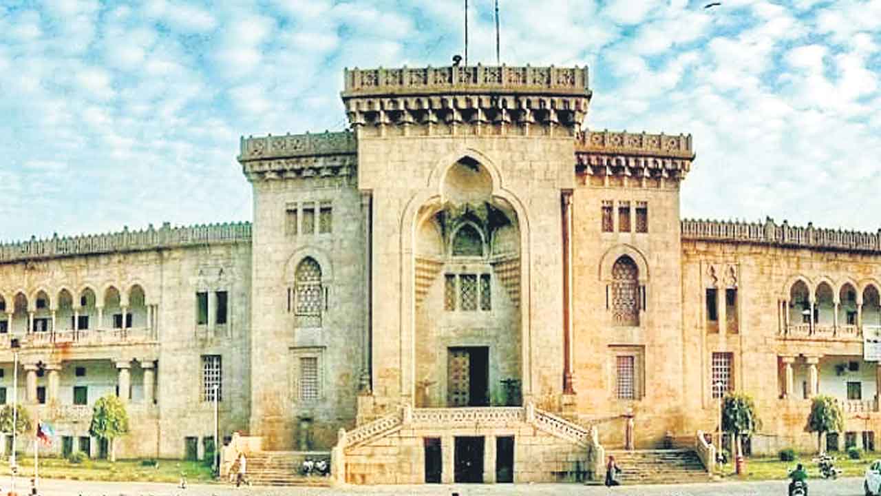 ఓయూ గోడలపై కేసీఆర్‌ సంతకం