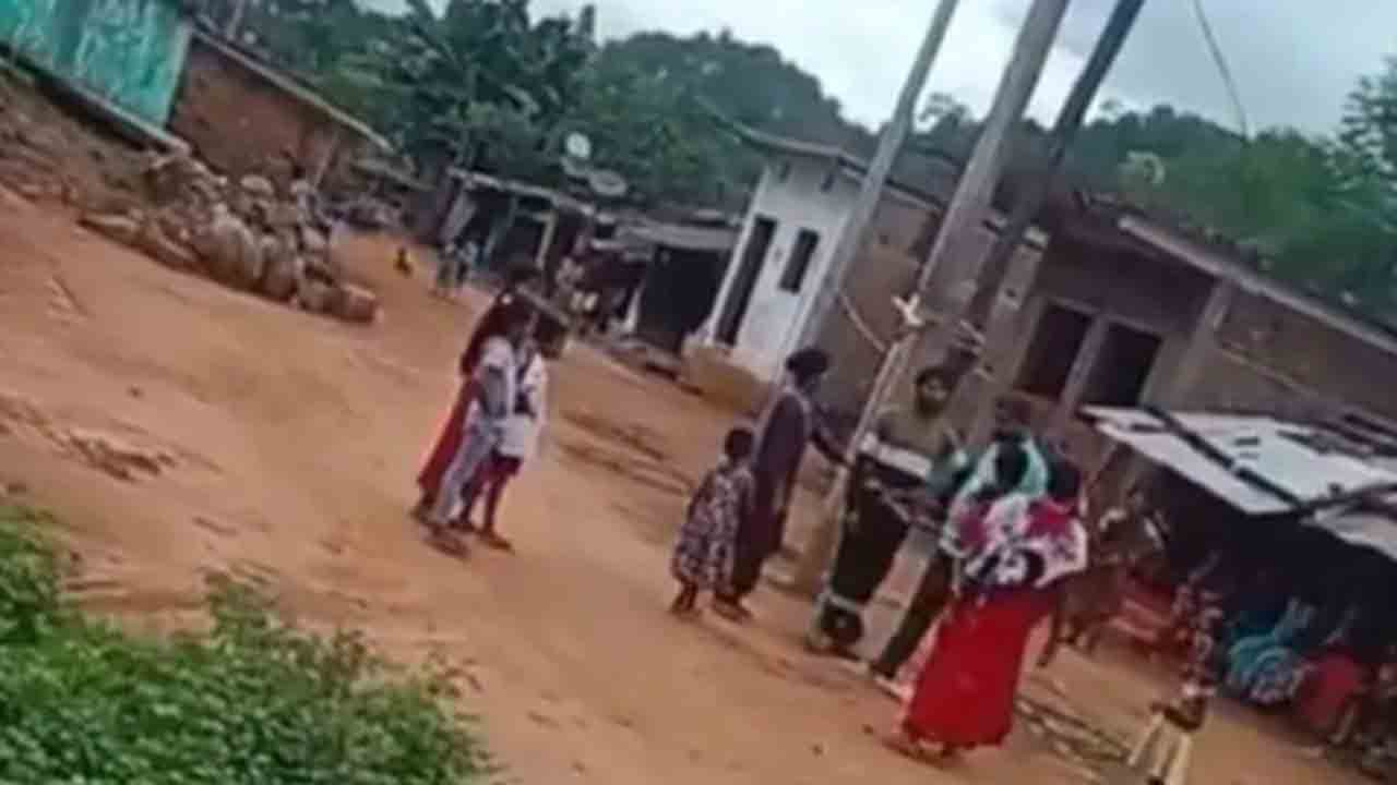 Man Tied To Pole Thrashed | అల్లున్ని స్తంభానికి కట్టేసి కొట్టి.. రాత్రంతా అలాగే   ఉంచిన అత్తమామలు