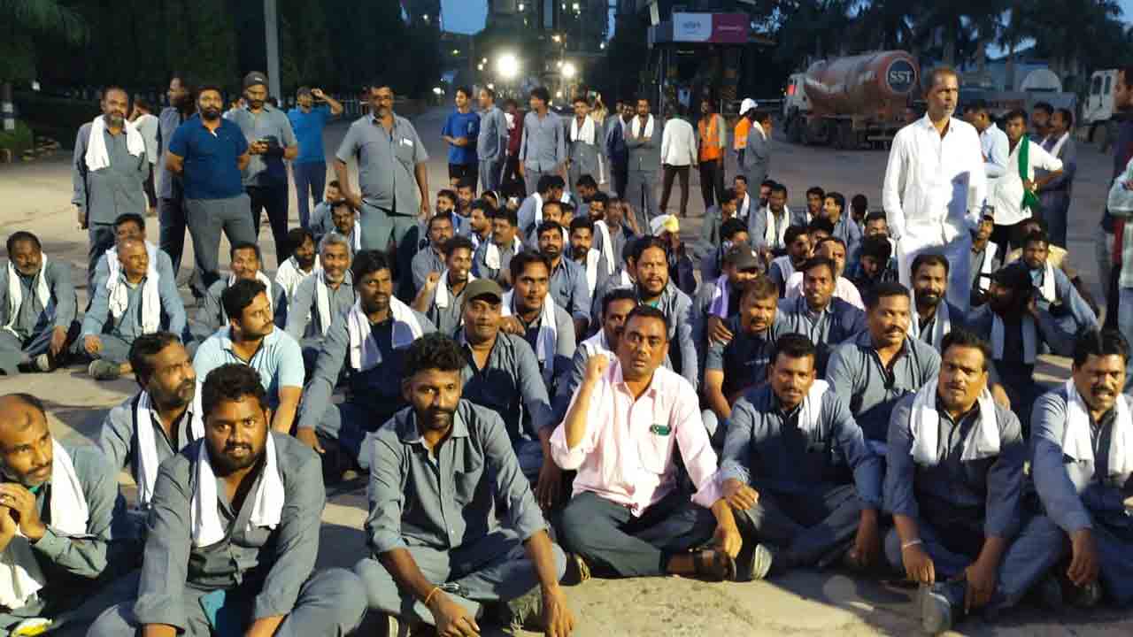 ఓరియంట్ కంపెనీ లోడింగ్ కార్మికుల ఆందోళన.. విధులు బహిష్కరించి ధర్నా