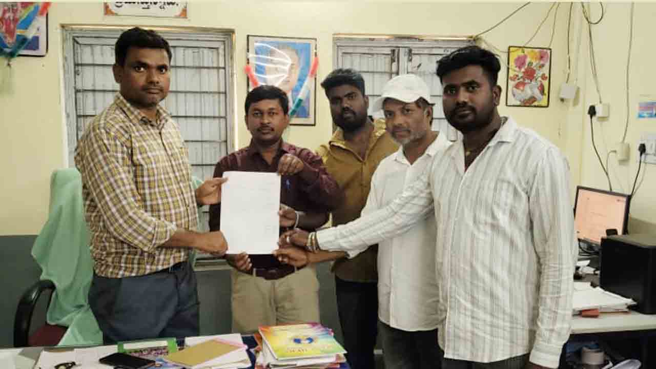 Boycott | వేతనాలు చెల్లించాలని విధులు బహిష్కరించిన ఔట్‌సోర్సింగ్‌ ఉద్యోగులు