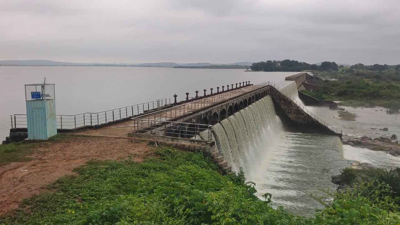 Pocharam project | పొంగిపొర్లుతున్న పోచారం ప్రాజెక్టు