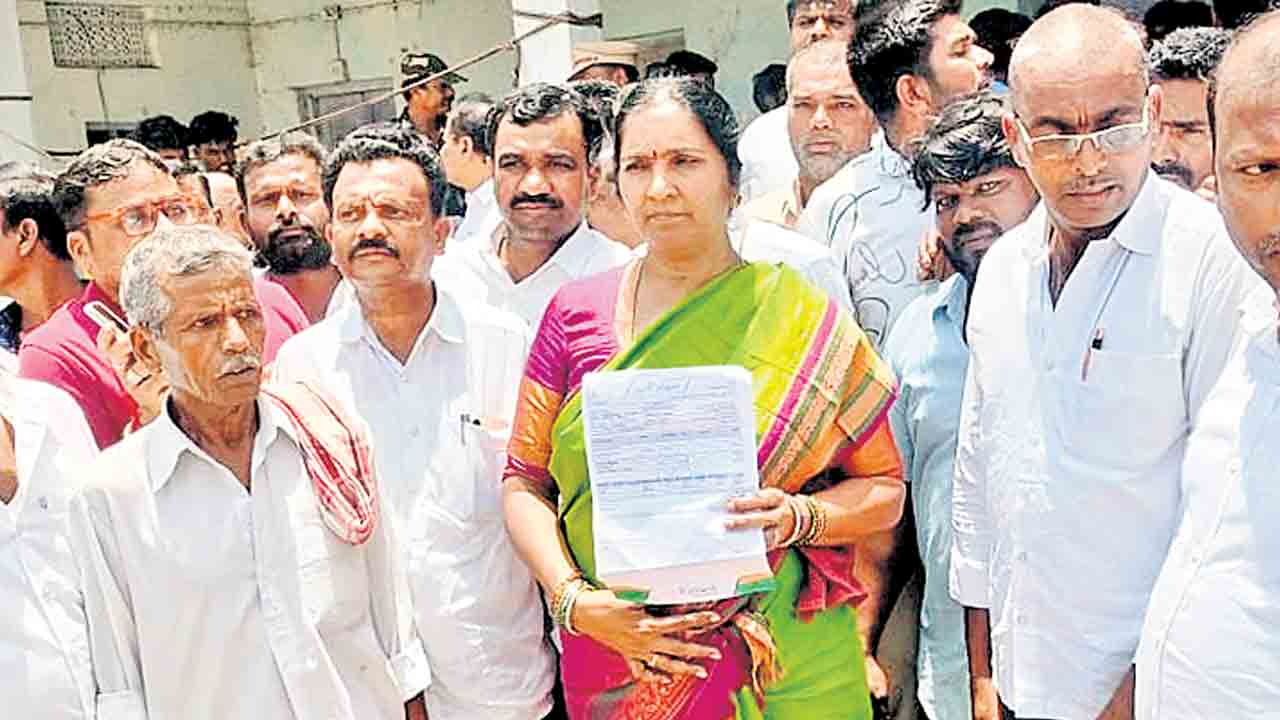 ఎరువులు ఇవ్వలేని దుస్థితిలో కాంగ్రెస్‌ ప్రభుత్వం