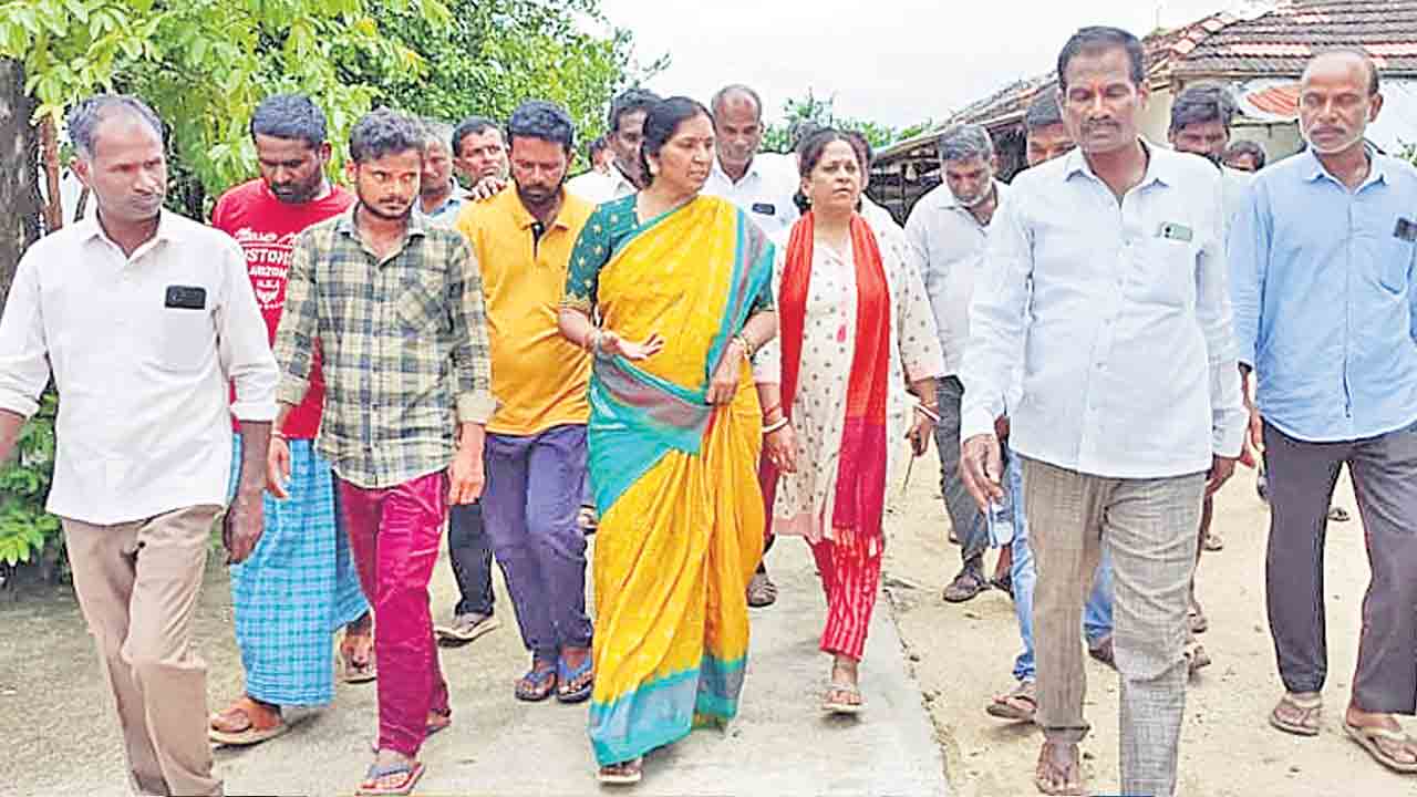 రైతులకు పరిహారం అందజేయాలి