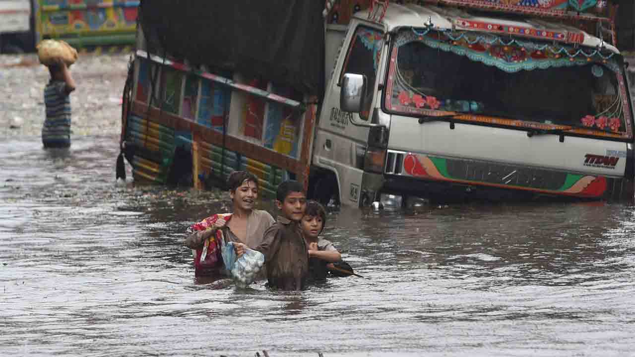 Pakistan | పాకిస్థాన్‌లో కుండపోత వర్షాలు.. 300 మంది మృతి